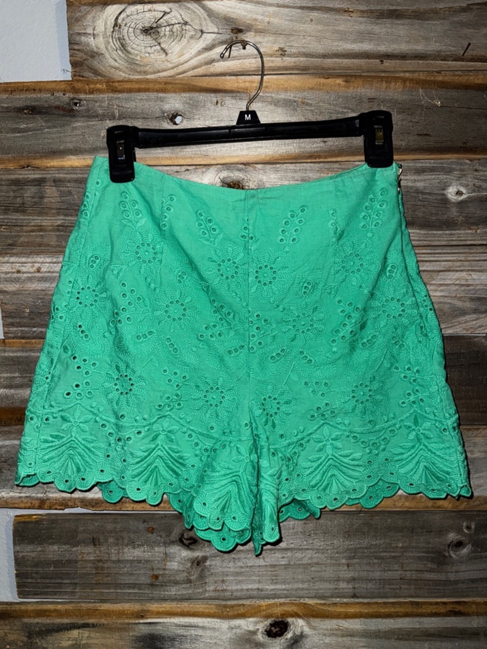 Draper James- size 4- green floral embroidered shorts scalloped